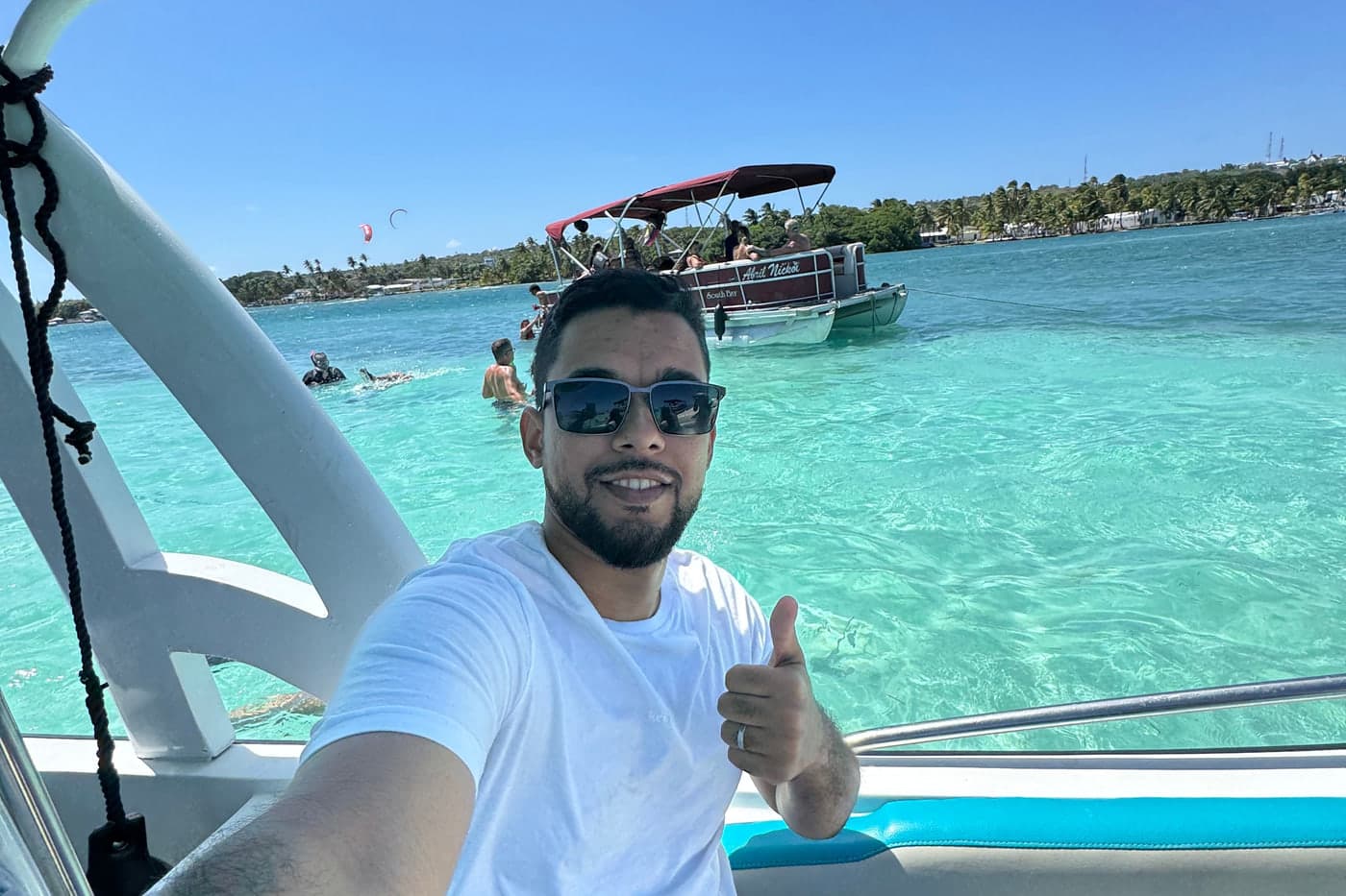 Viajante a bordo, na água rasa entre os barcos do passeio